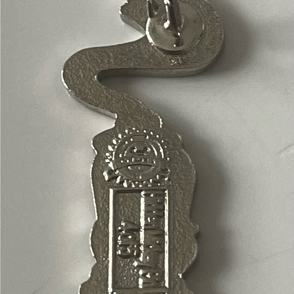 Disney Water Whip from World of Color / 2011 Hidden Mickey Trading Pin - Picture 2 of 2